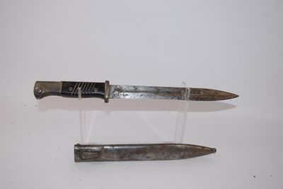 deux couteaux exposés sur une table