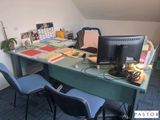 un bureau équipé d'un ordinateur et d'un moniteur