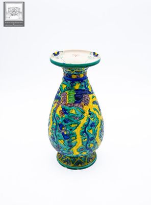 ASIE, vase de forme balustre en porcelaine, à décor émaillé …