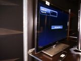 un téléviseur à écran plat posé sur un support dans une pièce
