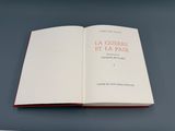 un livre à la couverture rouge posé sur une table