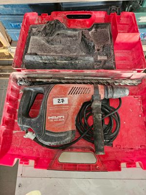 une boîte rouge contenant un marteau et un cordon