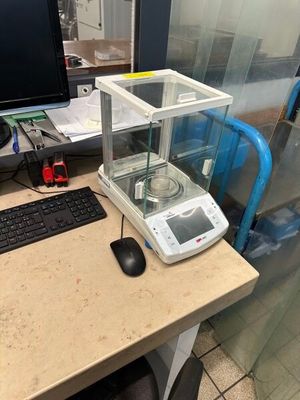 une photo d'un bureau sur lequel se trouvent un ordinateur et une balance