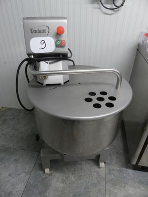 une machine posée par terre à côté d'un évier
