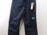l'arrière d'un pantalon suspendu à un cintre