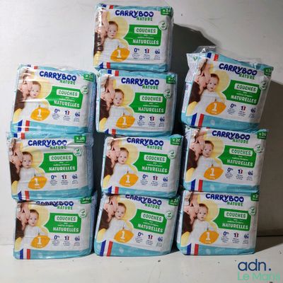 plusieurs paquets de couches pour bébés empilés les uns sur les autres