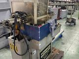 une machine posée sur une palette dans une usine