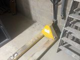 une fourche et une palette à côté d'un escalier