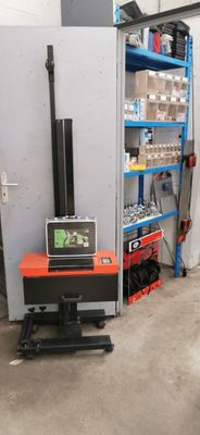 une photo d'un homme travaillant sur un ordinateur portable dans un garage
