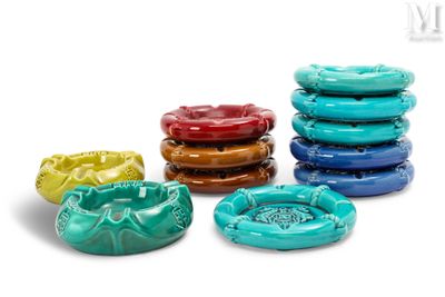 quatre bols de couleurs différentes empilés les uns sur les autres