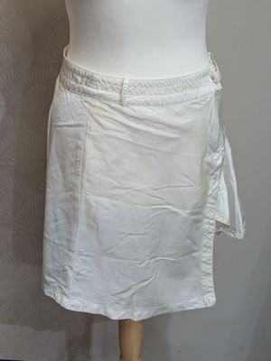 un mannequin portant une jupe blanche nouée à la taille