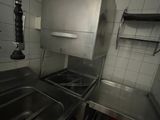 une cuisine équipée d'un évier, d'une cuisinière et d'un four