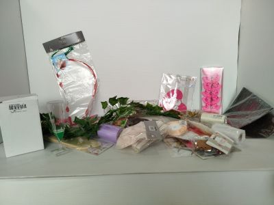 de nombreux objets posés sur une table