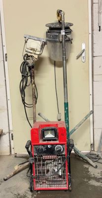 une machine rouge qui se trouve dans un garage