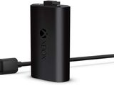 un gros plan d'un câble USB branché à un chargeur externe