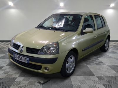 une voiture verte garée dans une pièce