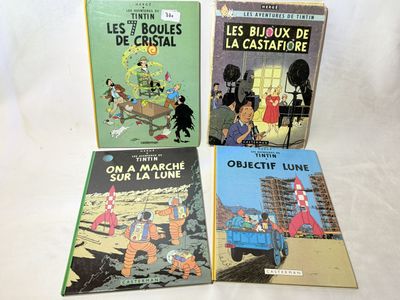 trois livres pour enfants sont posés sur une surface blanche