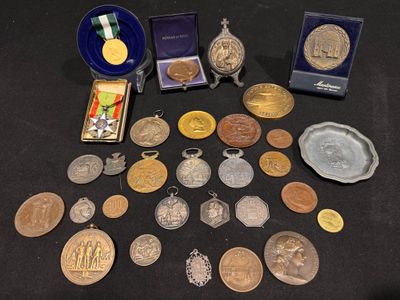 un lot de pièces de monnaie posées sur une table