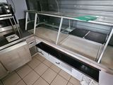 un comptoir avec une vitrine au milieu