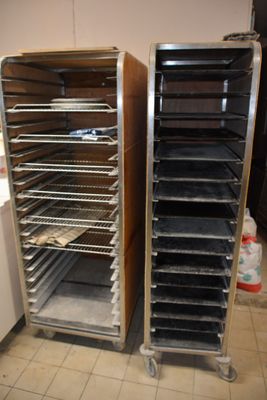 deux étagères avec des plateaux de nourriture posés dessus dans une cuisine