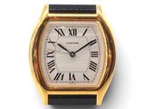 une image représentant une montre dorée et noire dont le cadran est orné de chiffres romains