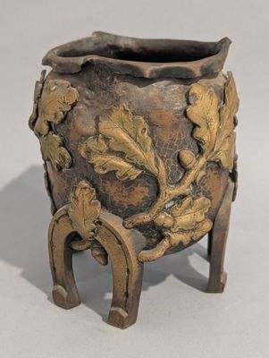 un vase orné d'un motif, posé sur un socle