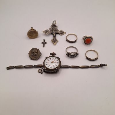 un assortiment de bijoux comprenant une montre, un bracelet, une bague et d'autres articles