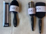 trois types différents de brosses et de peignes posés sur une table
