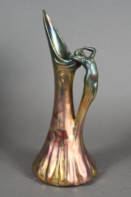 two vases that are sitting next to each other