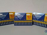 trois paquets de piles Varta empilés les uns sur les autres