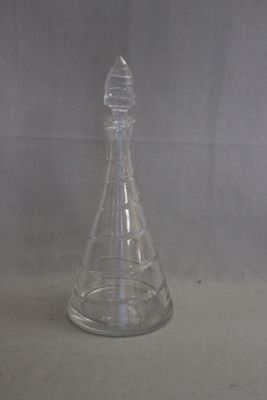 une carafe en verre posée sur une table, sur fond blanc