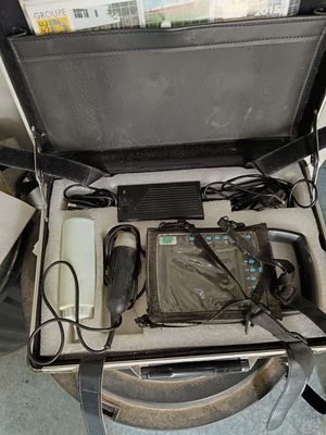 une valise contenant un ordinateur portable et d'autres appareils électroniques