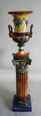 un vase posé sur un socle