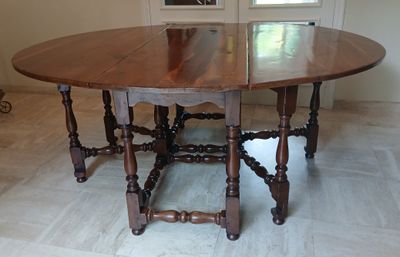 une image représentant une grande table en bois au milieu d'une pièce