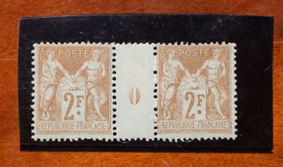 quelques timbres posés sur une table en bois