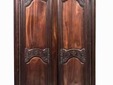 une photo d'une armoire en bois dont les portes sont ornées de sculptures