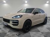 Une Porsche Cayenne blanche est garée sur un sol à damier
