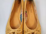 ballerines en cuir beige avec des nœuds sur la pointe
