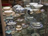 plusieurs assiettes et bols exposés dans une vitrine