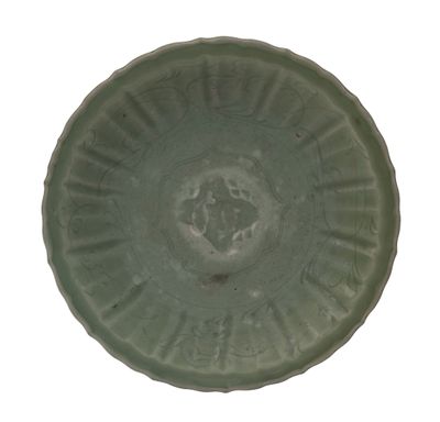 une assiette verte ornée d'un motif sur fond blanc