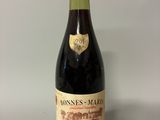 la bouteille de vin est posée sur la table