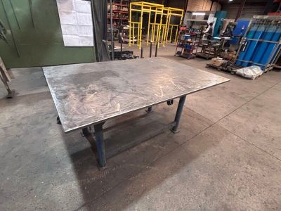 une table placée au milieu d'une pièce