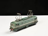 un petit train sur une surface blanche avec un fond noir