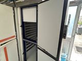 un réfrigérateur dont la porte est ouverte dans une pièce