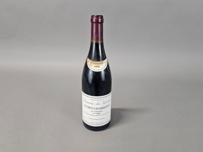 la bouteille de vin est posée sur la table sur la table