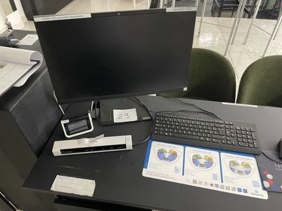 un bureau sur lequel se trouvent un écran d'ordinateur, un clavier, une souris et d'autres objets