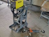 une machine posée sur le sol d'une pièce