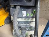 une photo montrant un plumeau et un souffleur dans un garage