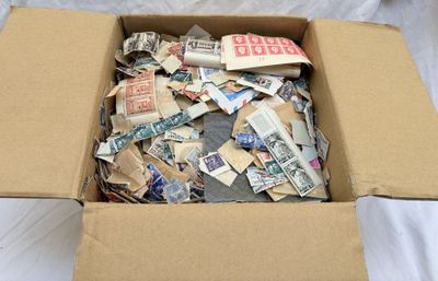 une boîte en carton remplie de vieux timbres et de timbres