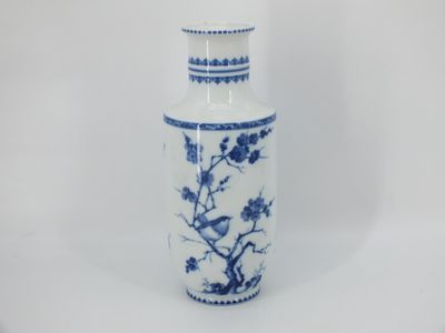 un vase bleu et blanc avec un oiseau dessus